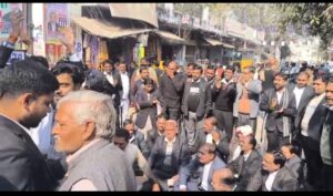 फतेहपुर जिले में वरिष्ठ अधिवक्ता की हत्या के विरोध में नारेबाजी करते हुई वकीलों ने शुरू किया हंगामा लगाया जाम!