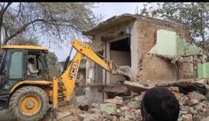 अवैध निर्माण पर गरजा बुलडोजर