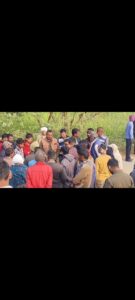 मंदिर के मुख्य दरवाजे किसान का लटका मिला शव,गुस्से में ग्रामीण