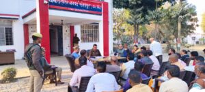 क्षेत्राधिकारी जाफरगंज ने ललौली थाना परिसर में संभ्रांत लोगों एवं ग्राम प्रधानों के साथ पीस कमेटी की बैठक