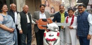 हरिओम ज्वेलर्स में किसना डायमंड ज्वेलरी के लकी ड्रा में डॉक्टर फारूकी ने जीती स्कूटी