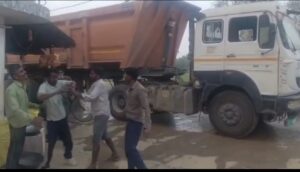 ट्रैकों में मौरंग की ओवरलोडिंग का मामला तो समाप्त नहीं हुआ उल्टा ट्रक चालकों की गुंडई ग्रामीण पर देखने को मिली