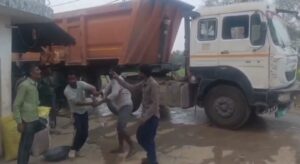 मौरंग ट्रक चालकों की दबंगई, विरोध करने पर ग्रामीण की पिटाई