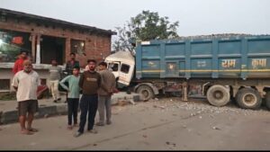 तेज रफ्तार डंफर अनियंत्रित होकर घर में घुसा, चालक की मौत