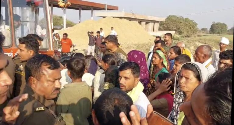 मौरंग से लदे ओवरलोड वाहनों का आतंक 24 घंटे के अंदर दो लोगों की जान ली ग्रामीणों में गुस्सा