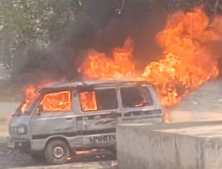 गैस रीफिलिंग के दौरान हादसा, धू-धूकर जली वैन