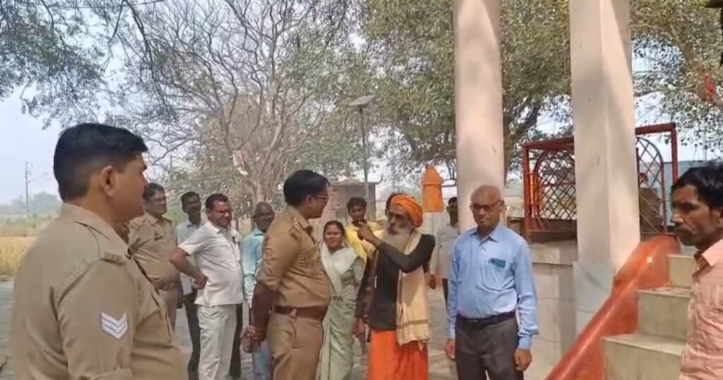 सिद्धपीठ बड़े भीट बाबा मंदिर से ढाई कुंतल पीतल के घंटे चोरी, लोगों में आक्रोश