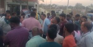 ओवरलोड ट्रकों से परेशान किसानों ने लगाया जाम