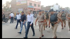 त्योहारों से पहले डीएम-एसपी का पैदल गश्त, लोगों को दिया सुरक्षा का भरोसा