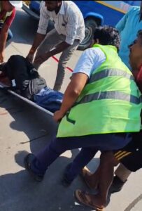 कार की टक्कर से पुत्र की मौत, पिता गंभीर अलग दुर्घटना में तीन युवक घायल