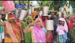 पानी पर कब्जा, गांव प्यासा खाली बाल्टियों संग DM दफ्तर पहुंचीं महिलाएं