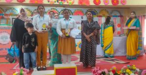 परीक्षा परिणाम पाकर खिले बच्चों के चेहरे