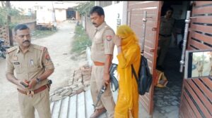 शिक्षक के घर में छापा मार साइबर टीम ने कई संदिग्ध पकड़े