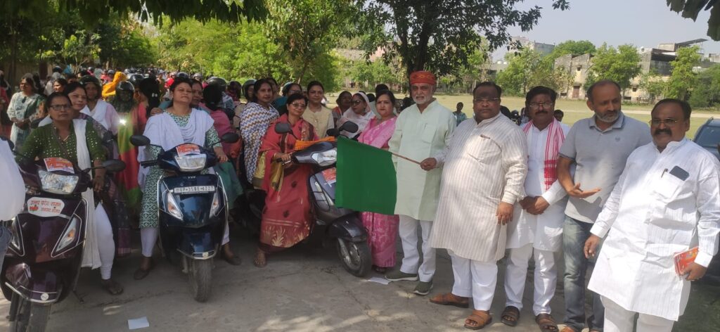 नारी शक्ति वंदन विल के समर्थन में भाजपा ने निकाली स्कूटी रैली व चलाया हस्ताक्षर अभियान
