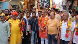 हनुमान जी की प्राण प्रतिष्ठा को लेकर निकली भव्य शोभायात्रा, फूलों की वर्षा से हुआ स्वागत