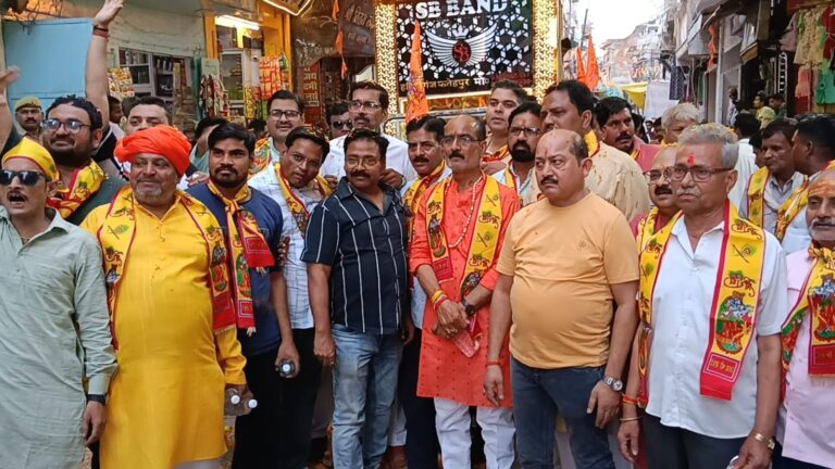 हनुमान जी की प्राण प्रतिष्ठा को लेकर निकली भव्य शोभायात्रा, फूलों की वर्षा से हुआ स्वागत