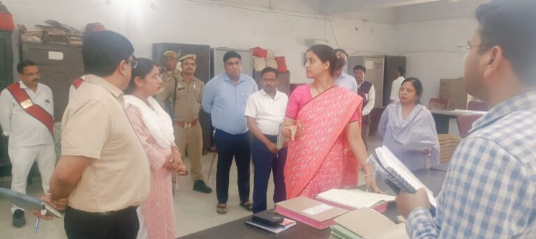 जनसुनवाई के बाद तहसील पहुंचीं डीएम, लापरवाही पर जताई नाराजगी