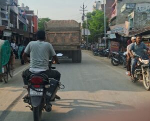 ओवरलोड वाहनों ने कस्बावासियों का जीना किया हराम 