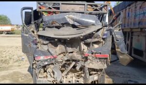 ब्रेकिंग,खड़े ट्रक में लोडर टकराया चालक परिचालक की मौत