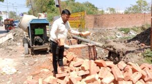 घटिया सामग्री का उपयोग कर बनाई जा रही पुलिया