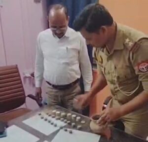 खंडहर की खुदाई में चांदी एवं तांबे के प्राचीन सिक्के बरामद