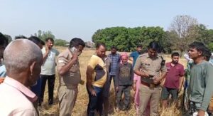 खेत में संदिग्ध हालत में अधेड़ का शव मिलने से सनसनी, परिजनों ने लगाया हत्या का आरोप