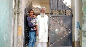 फेरी लगाकर परिवार चलाने वाले व्यक्ति के घर जीएसटी टीम का छापा