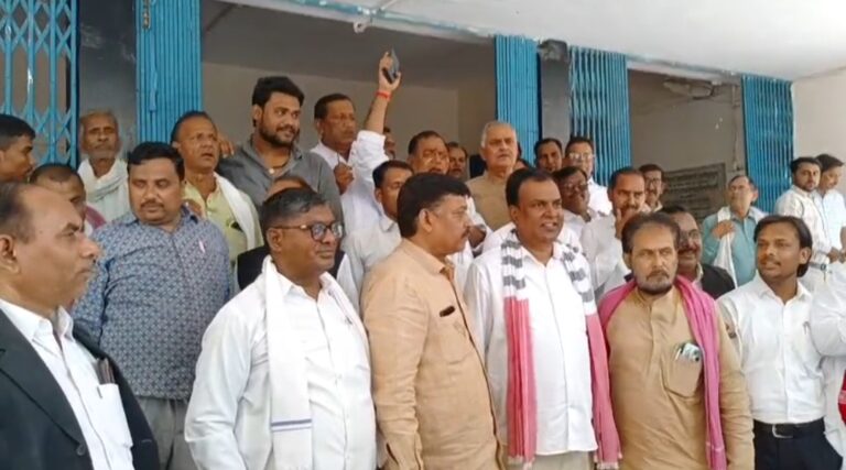 सांसद के आवास पर भाजपायों के हमले से आक्रोशित सपाइयों ने किया प्रदर्शन