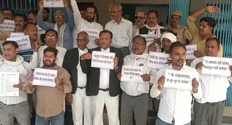 सपा सांसद नरेश उत्तम पटेल के आवास पर तोड़फोड़ के विरोध में फतेहपुर में प्रदर्शन, कार्रवाई की मांग