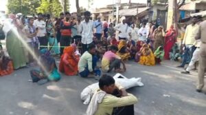 संदिग्ध परिस्थितियों में तालाब मे मिला शव, आक्रोशित परिजनों ने पखरौली चौराहे पर शव रखकर लगाया जाम