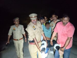 बलात्कार का आरोपी 100000 का इनामियां बदमाश से पुलिस की मुठभेड़ दोनों पैरों में लगी गोली