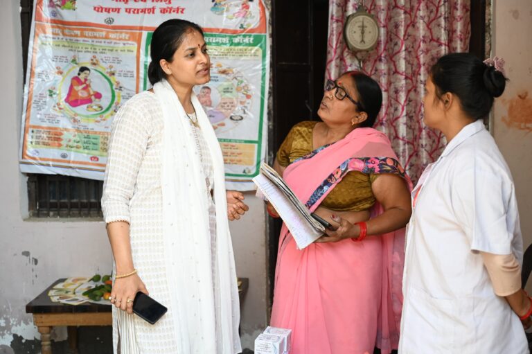 ग्राम स्वास्थ्य पोषण दिवस का डीएम ने किया औचक निरीक्षण 