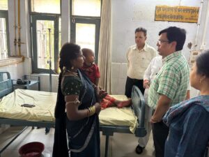 आंधी-तूफान के घायलों का हाल जानने जिला अस्पताल पहुंचे एडीएम