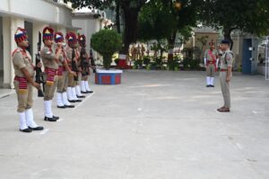 पुलिस अधीक्षक ने साप्ताहिक परेड की ली सलामी, व्यवस्थाओं का किया निरीक्षण