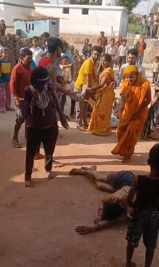 अवैध संबंध के शक में विधवा महिला व युवक की पिटाई, वीडियो वायरल