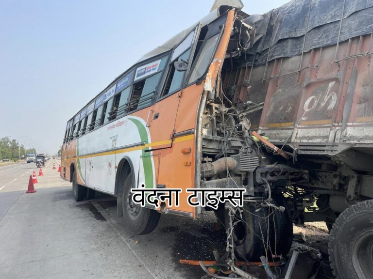 हाईवे किनारे खड़े ट्रक से टकराई रोडवेज बस, एक की मौत, आधा दर्जन घायल