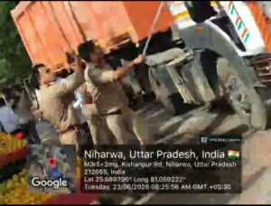 ओवरलोड डंपरों पर पुलिस की कार्रवाई, वीडियो बनाने पर विवाद