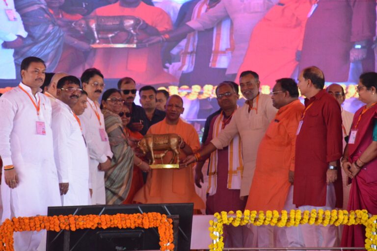 विकास के लिए आने वाला धन सैफई में नाच गाने में खर्च किया जाता था-योगी आदित्यनाथ
