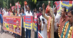 आलू किसानों का फूटा गुस्सा, टोल जाम की चेतावनी