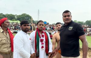 अढ़ावल के बलखंडी बाबा में विराट इनामी दंगल, दिल्ली के समीर ने जीती बड़ी कुश्ती