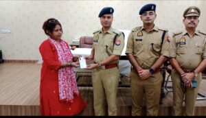 साइबर सेल और पुलिस की संयुक्त कार्रवाई, 20 लाख के मोबाइल स्वामियों को सौंपे