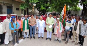 आवास दिलाने के नाम पर लाखों की वसूली का आरोप, ग्रामीणों ने डीएम से लगाई गुहार