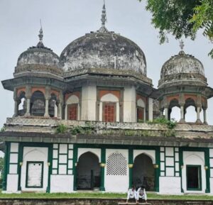 मांगी मकबरा विवाद, मुस्लिम पक्ष को लगा झटका, रिवीजन खारिज