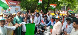 डीएम, एसपी, सीडीओ व जिला पंचायत अध्यक्ष ने दिखाई हरी झंडी, यातायात नियमों की उड़ी धज्जियां
