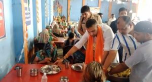 वृद्धजनों के बीच मनाया विराज शास्त्री का जन्मदिवस