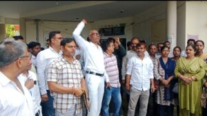 सीएमओ कार्यालय पर एनएचएम संविदा कर्मियों का प्रदर्शन, आठ सूत्रीय मांगों को लेकर सौंपा ज्ञापन