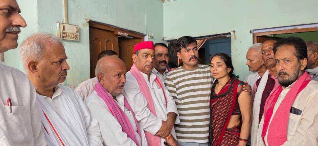 छात्र की मौत पर सपा प्रतिनिधिमंडल ने की पीड़ित परिवार से मुलाकात
