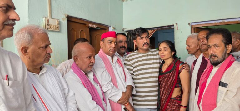 छात्र की मौत पर सपा प्रतिनिधिमंडल ने की पीड़ित परिवार से मुलाकात