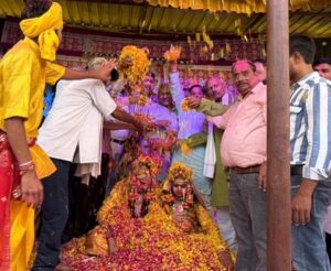 धार्मिक महोत्सव के अंतिम दिन श्रद्धालुओं ने खेली फूलों की होली, कंस का हुआ वध