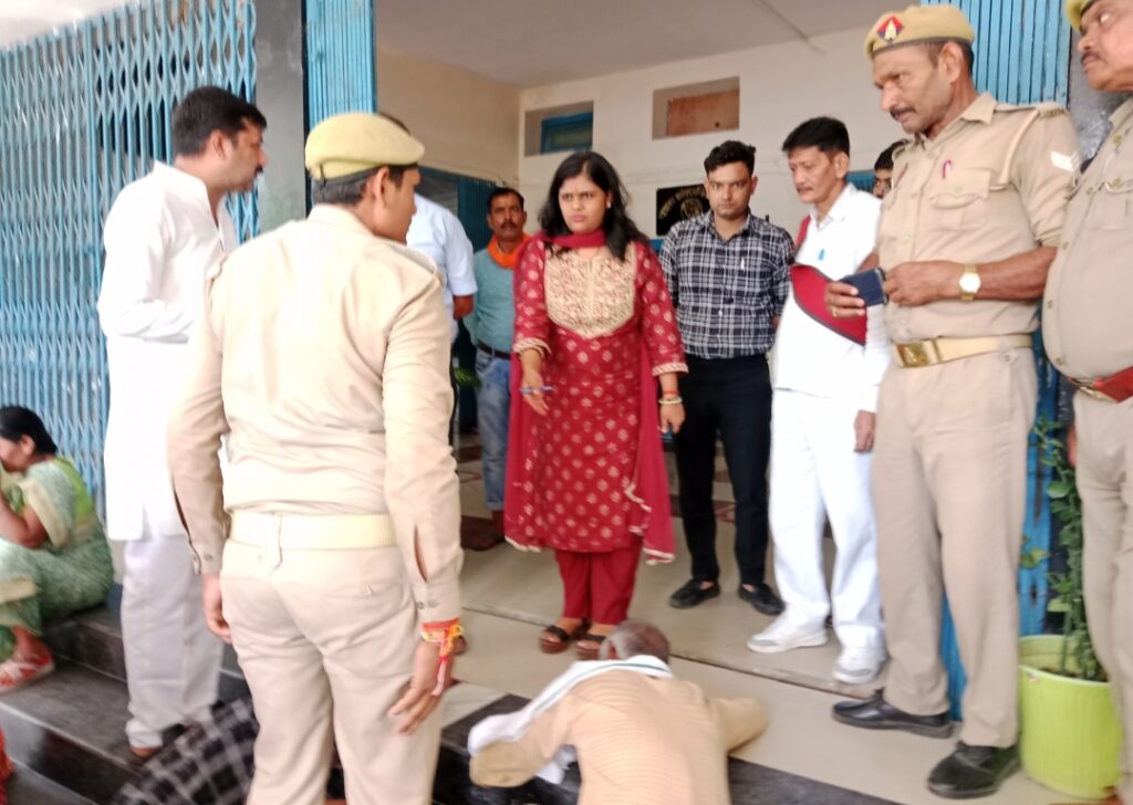 इंसाफ के लिए कलेक्ट्रेट पहुंचे परिजन, बूढ़े पिता ने सीढ़ी में टेका माथा हत्यारोपियों पर बुलडोजर कार्रवाई की मांग